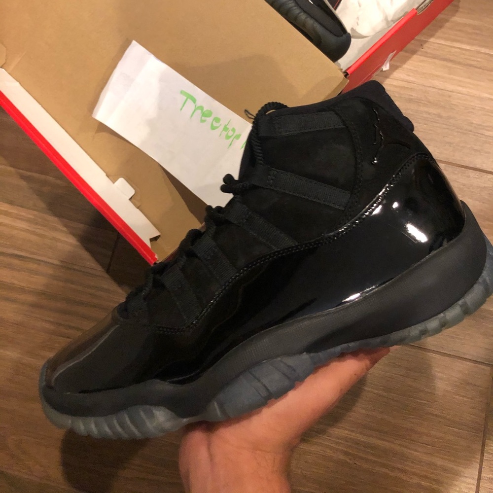 Jordan 11 retro cap and gown size 8.5